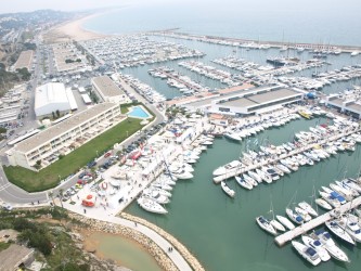 Port Ginesta place pour catamaran de 24m x 14m