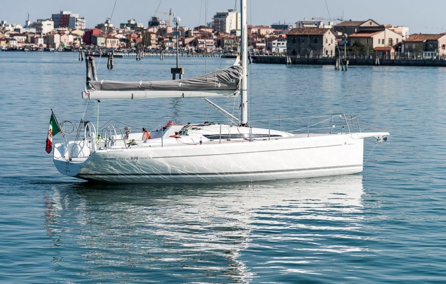 Italia Yachts 9.98 Croisiere à vendre par 